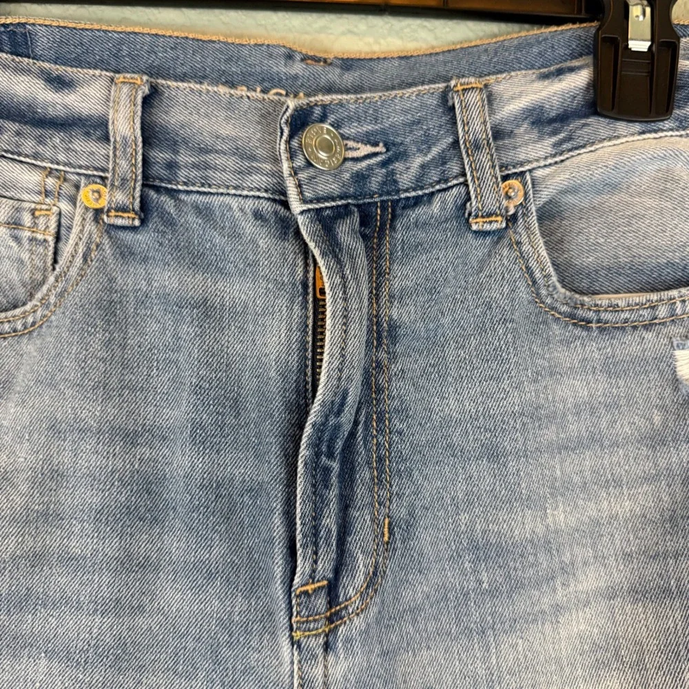 American Eagle High Waisted Mom Jeans Size 4 Short Light Wash Distressed Raw Hem